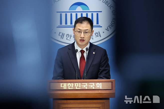 [서울=뉴시스] 조성우 기자 = 김상욱 국민의힘 의원이 14일 오전 서울 여의도 국회 소통관에서 울산시당위원장 사퇴 기자회견을 하고 있다. 2025.02.14. xconfind@newsis.com