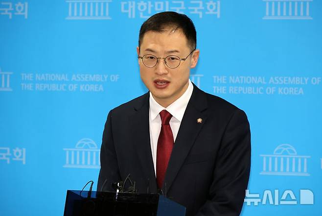 [서울=뉴시스] 조성우 기자 = 김상욱 국민의힘 의원이 14일 오전 서울 여의도 국회 소통관에서 울산시당위원장 사퇴 기자회견을 마친 뒤 취재진 질문에 답하고 있다. 2025.02.14. xconfind@newsis.com
