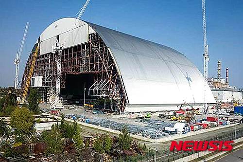 [서울=뉴시스] 2016년 체르노빌 원전 폭발 사고 현장을 격리하는 보호 구조물 건설 현장 모습. (사진=뉴시스DB)