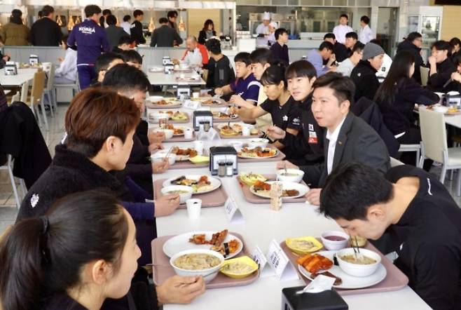 유승민 제42대 대한체육회장 당선인(사진 우측 중앙)이 14일 진천 선수촌내 선수 식당에서 지도자, 선수들과 식사를 하고 있다. 연합뉴스