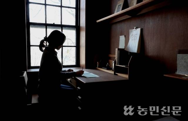 윤동주 방을 재해석한 공간에 앉은 기자.