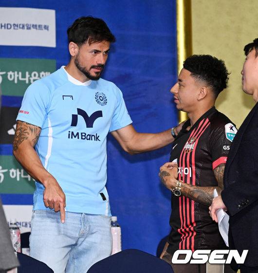 [OSEN=지형준 기자] 13일 오전 서울 서대문구 홍은동 스위스그랜드호텔 그랜드볼룸에서 K리그1 개막 미디어데이가 열렸다.이날 K리그1 8개 팀(강원,&nbsp;김천,&nbsp;서울,&nbsp;수원FC,&nbsp;제주,&nbsp;대전,&nbsp;대구,&nbsp;안양)&nbsp;감독과 대표 선수가 참석해 올 시즌을 앞둔 각오를 밝혔다. 2024-2025 ACL에 나서는&nbsp;K리그1 4개 팀(울산,&nbsp;포항,&nbsp;광주,&nbsp;전북)은&nbsp;ACL&nbsp;경기 일정으로 인해 이번 개막 미디어데이에 참석하지 않고 지난 5일 별도 미디어데이를 가졌다.대구 FC 세징야, FC 서울 린가드가 이야기를 나누고 있다. 2025.02.13 /jpnews@osen.co.kr