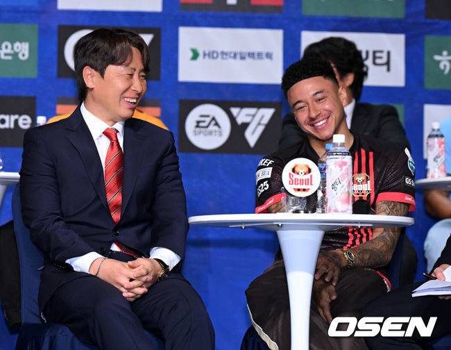 [OSEN=지형준 기자] 13일 오전 서울 서대문구 홍은동 스위스그랜드호텔 그랜드볼룸에서 K리그1 개막 미디어데이가 열렸다.이날 K리그1 8개 팀(강원,&nbsp;김천,&nbsp;서울,&nbsp;수원FC,&nbsp;제주,&nbsp;대전,&nbsp;대구,&nbsp;안양)&nbsp;감독과 대표 선수가 참석해 올 시즌을 앞둔 각오를 밝혔다. 2024-2025 ACL에 나서는&nbsp;K리그1 4개 팀(울산,&nbsp;포항,&nbsp;광주,&nbsp;전북)은&nbsp;ACL&nbsp;경기 일정으로 인해 이번 개막 미디어데이에 참석하지 않고 지난 5일 별도 미디어데이를 가졌다.FC 서울 김기동 감독, 린가드가 미디어데이를 하며 즐거워하고 있다. 2025.02.13 /jpnews@osen.co.kr