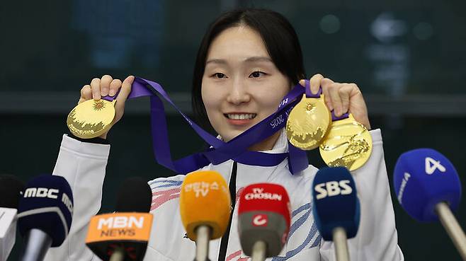2025 하얼빈 동계 아시안게임 쇼트트랙 3관왕 최민정이 10일 인천국제공항을 통해 귀국해 취재진을 향해 메달을 들어보이고 있다.