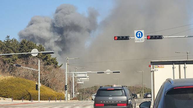 14일 부산 기장군 반얀트리 호텔 신축공사장에서 불이 나 연기가 치솟고 있다.