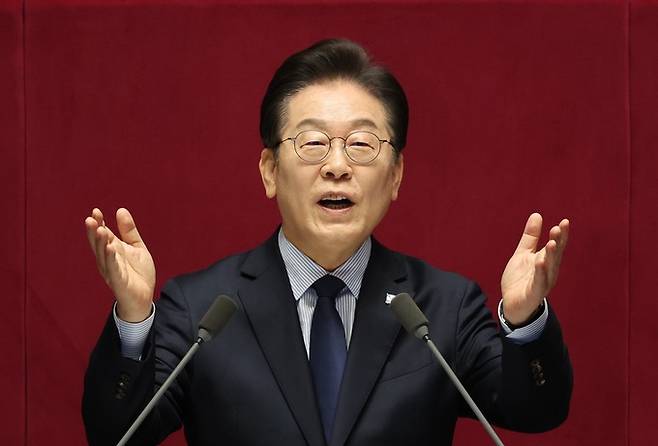 더불어민주당 이재명 대표가 10일 서울 여의도 국회에서 열린 본회의에서 교섭단체 대표연설을 하고 있다. 뉴시스