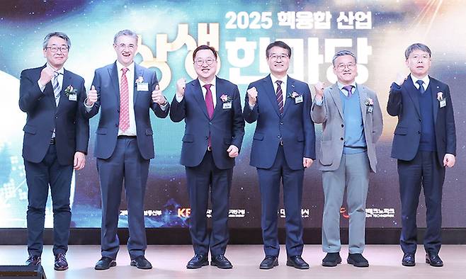 이장우 대전시장(왼쪽 세 번째)과 오영국 한국핵융합에너지연구원장(〃 네 번째), 리처드 존 버터리 미국 제너럴아토믹스(GA) 자기핵융합에너지 그룹 부사장(〃 두 번째) 등이 13일 대전 기초과학연구원에서 한·미 핵융합 기술 개발 및 산업 육성을 위한 상호 협약을 체결한 후 기념 촬영을 하고 있다. 대전시 제공