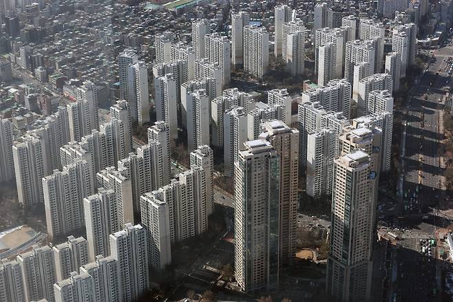 13일 서울 송파구 롯데월드타워 서울스카이에서 바라본 서울 송파구 잠실동 아파트단지 모습. 뉴스1