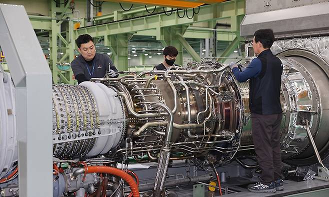 한화에어로스페이스 직원들이 F404 제트엔진을 점검하고 있다. 세계일보 자료사진