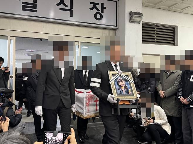 14일 오전 하늘양의 관이 운구차로 향하고 있다. 