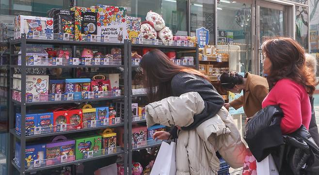 발렌타인 데이인 14일 서울 중구 청계천 인근 편의점에서 시민들이 초콜릿을 구매하고 있다.