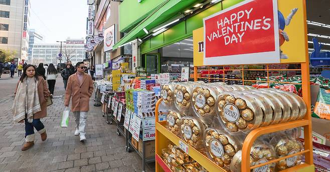 발렌타인 데이인 14일 서울 중구 명동의 한 매장에서 초콜릿을 판매하고 있다.