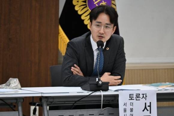 토론회에서 발언하고 있는 서준오 의원