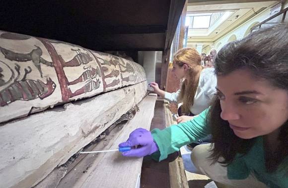 이집트 미라에서 샘플을 채취하는 연구원들.  AP 연합뉴스