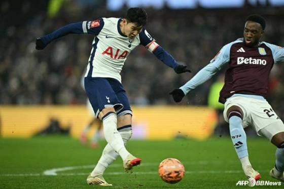 슈팅을 시도하는 손흥민(왼쪽)의 모습. /AFPBBNews=뉴스1