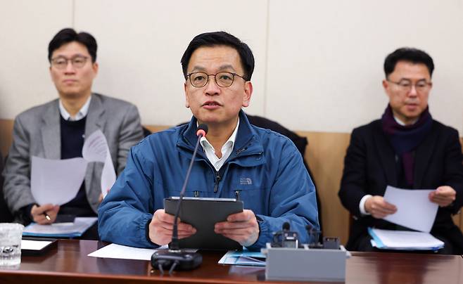 최상목 대통령 권한대행 부총리 겸 기획재정부 장관이 지난 2월 6일 서울 서초구 하나로마트 양재점에서 열린 민생경제점검회의에서 발언하고 있다. 연합뉴스