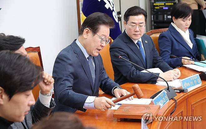 의사봉 치는 이재명 대표 (서울=연합뉴스) 류영석 기자 = 더불어민주당 이재명 대표, 박찬대 원내대표가 14일 국회에서 열린 최고위원회의에서 의사봉을 두드리고 있다. 2025.2.14 ondol@yna.co.kr