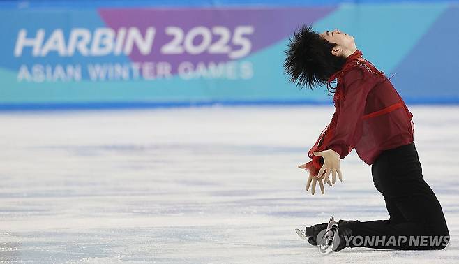완벽했던 연기 (하얼빈=연합뉴스) 박동주 기자 = 피겨 차준환이 13일 중국 하얼빈 헤이룽장 빙상훈련센터 다목적홀에서 열린 하얼빈 동계아시안게임 피겨 남자 싱글 프리 스케이팅에서 연기를 하고 있다.  2025.2.13 pdj6635@yna.co.kr