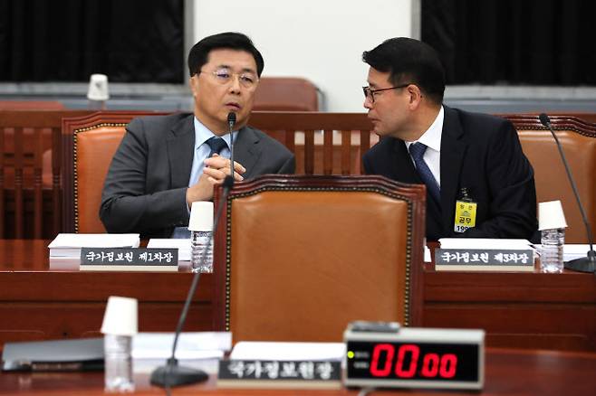 홍장원 국가정보원 1차장(왼쪽)이 12.3 비상계엄 13일 전인 지난해 11월 20일 국회 정보위원회 전체회의에 출석해 대기하며 윤오준 제3차장과 대화하고 있다.(사진=연합뉴스)
