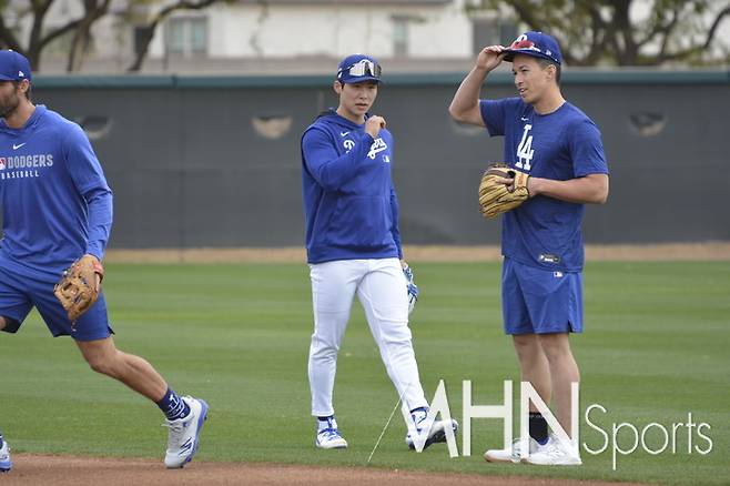 (한국국가대표 내야수 김혜성(가운데)과 토미 에드먼(오른쪽)이 13일 스프링캠프서 수비훈련을 하고 있다)