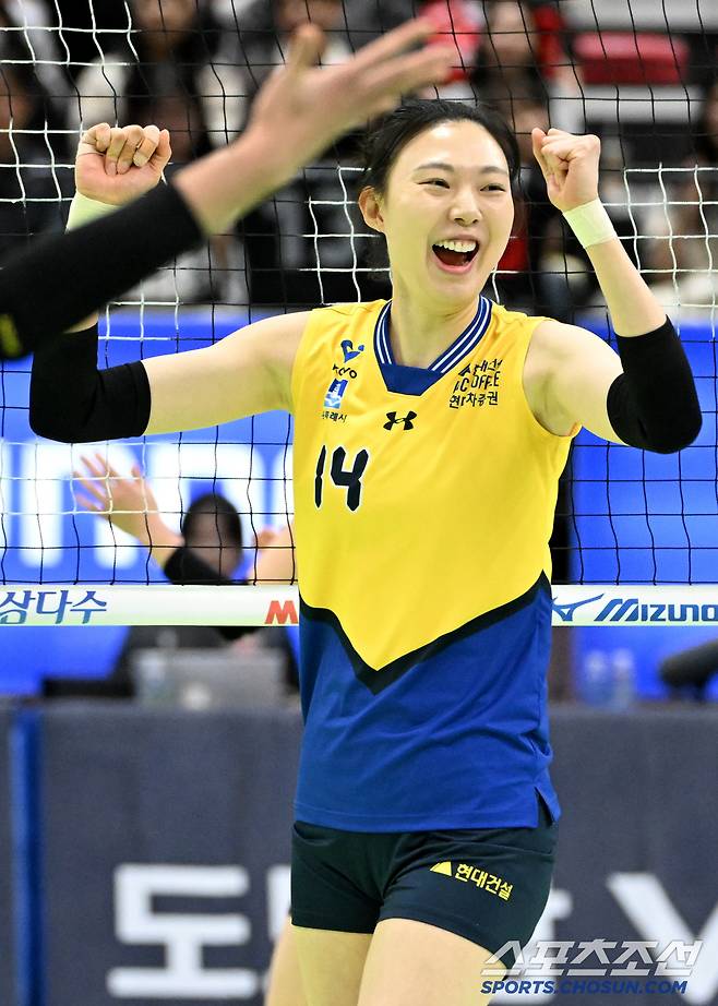 14일 수원체육관에서 열린 V리그 여자부 현대건설과 페퍼저축은행의 경기, 현대건설 양효진이 공격을 성공한 후 환호하고 있다. 수원=허상욱 기자 wook@sportschosun.com/2025.02.14/