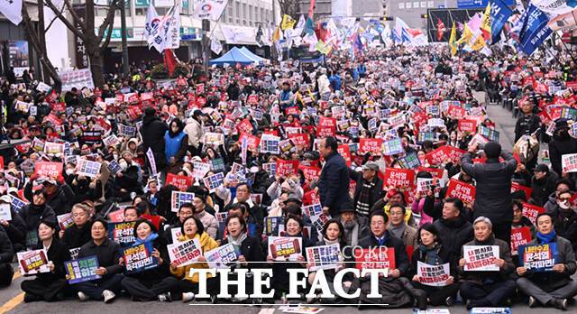 강기정 광주시장과 김영록 전남도지사, 김선민 조국혁신당 대표 권한대행 등 야당 정치인과 시민들이 윤석열정권 즉각퇴진·사회대개혁 광주비상행동(광주비상행동)의 14차광주시민총궐기대회에 참석해 피켓을 들어보이고 있다.