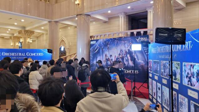 포토존에서 사진찍는 팬들.