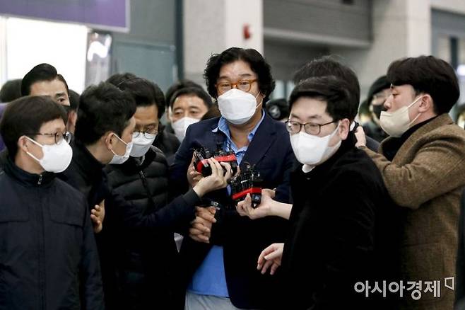지난 2023년 1월 해외 도피 중 태국에서 붙잡힌 김성태 쌍방울그룹 전 회장이 귀국하는 모습. 강진형 기자