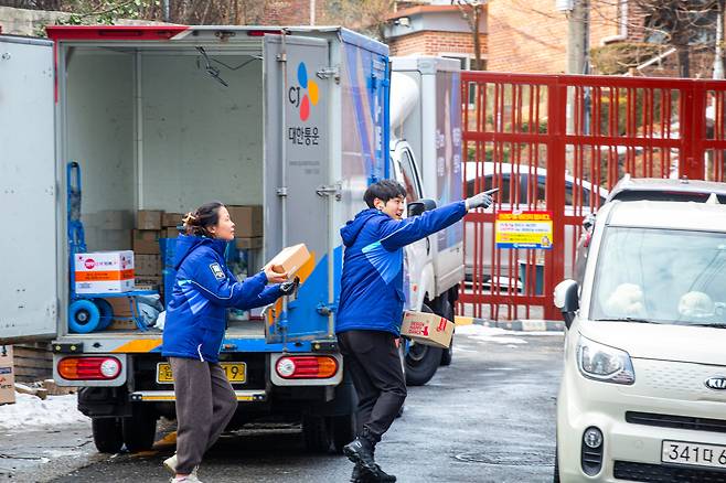 조유미 기자가 서울 관악구 신림9동에서 택배 기사와 함께 배송을 하고 있다. 비슷비슷한 빌라가 많아 어느 건물인지 헷갈렸다. /김용재 영상미디어 기자