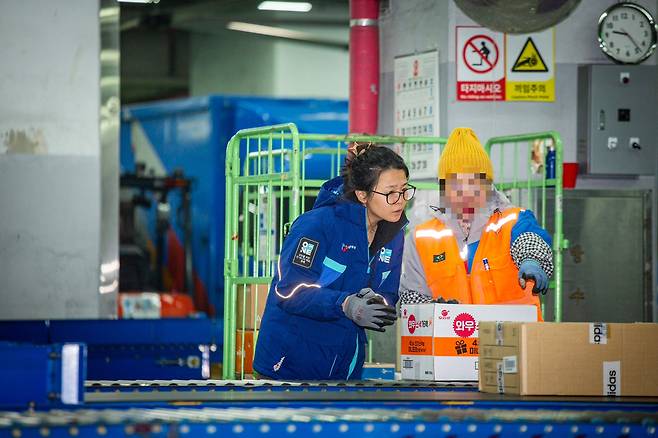 5년 차 '베테랑' 분류 도우미인 김모(47)씨 옆에서 작업을 배우는 모습. /김용재 영상미디어 기자