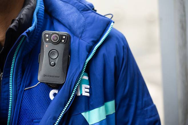 양씨의 왼쪽 가슴에는 작은 ‘웹캠’이 달려 있었다. CCTV가 없는 건물에서 종종 “기사가 물건을 던져 내용물이 파손됐다”는 항의 등이 들어오기 때문이라고 했다. /김용재 영상미디어 기자