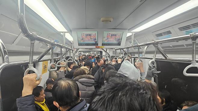 15일 오후 광주1호선 전철 안에 승객들이 모여 있다. /김정엽 기자