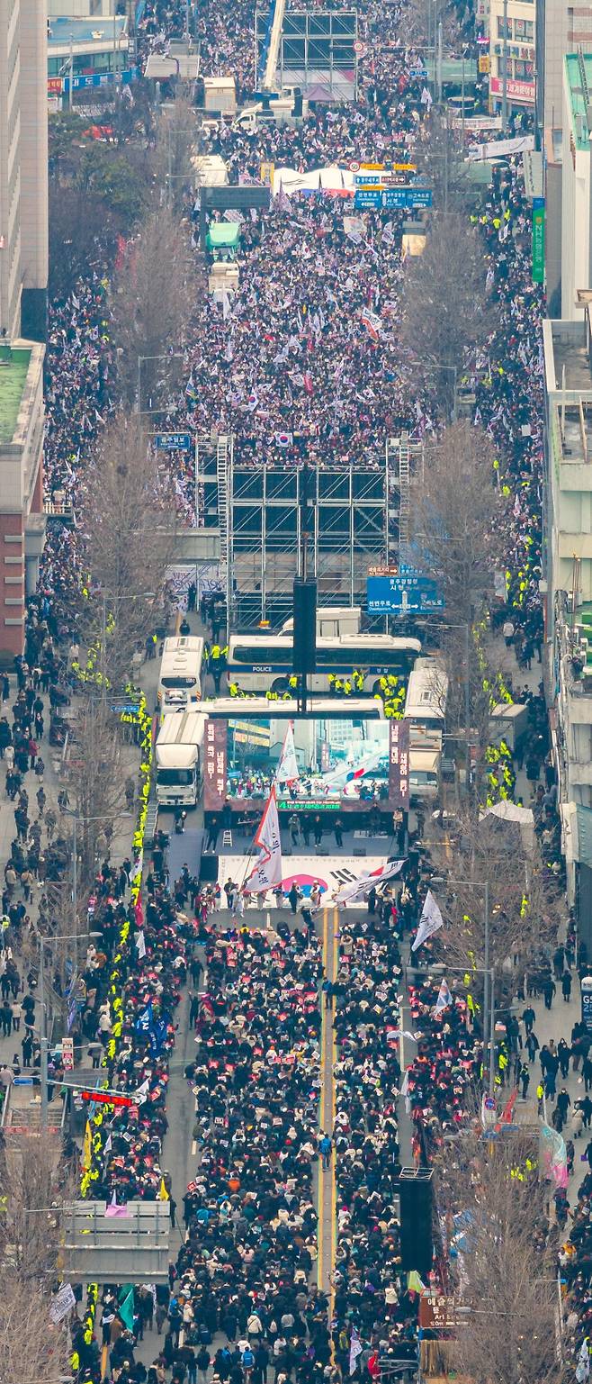 15일 광주 동구 금남로에서 탄핵찬성(사진 아래쪽)과 반대(사진 윗쪽) 집회가 동시에 열렸다./김영근 기자