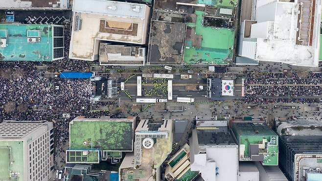 15일 광주 동구 금남로에서는 윤석열 대통령 탄핵찬성집회(사진 오른쪽)와 탄핵반대집회(왼쪽)가 불과 70미터 거리를 두고 동시에 열렸다. 경찰은 양측의 충돌을 막기위해 경찰버스로 차벽을 세워 만약의 사태에 대비했다./ 김영근 기자