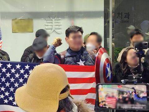 지난 10일 서울 중구 국가인권위원회에서 열린 '2025년 제2차 전윈위원회'를 앞두고 마블 캐릭터 '캡틴 아메리카' 복장을 한 윤석열 대통령 지지자가 시위하고 있다. 그는 14일 중국대사관 진입을 시도하다 경찰에 현행범으로 붙잡혔다. ⓒ연합뉴스