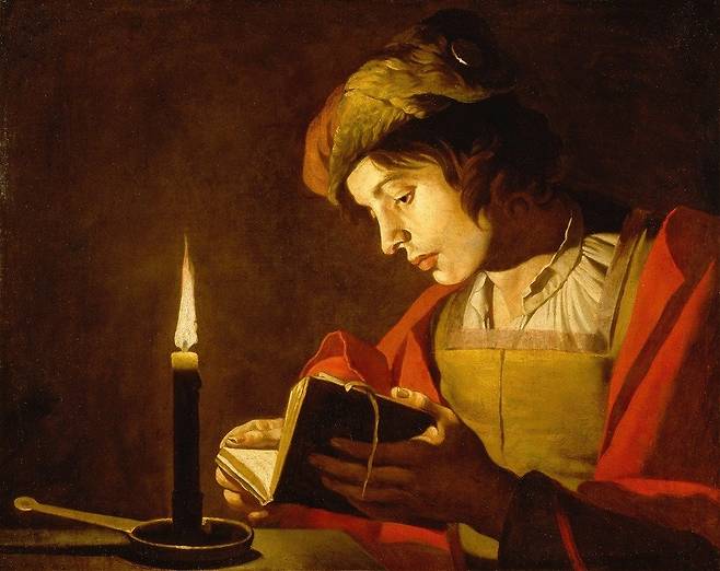 홀로 독서하는 모습이 담긴 그림 ‘A Young Man Reading by Candlelight’(1630년). ‘사생활의 역사’의 저자는 “과거 영국 런던엔 ‘방해죄’가 존재했는데 여기에는 사적인 방해와 공적인 방해가 모두 포함된다. 사적으로나 공적으로 방해를 받은 사람은 누구든지 재판소에 소를 제기할 수 있었다”고 했다. 더퀘스트 제공