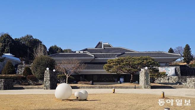 고 김수근 건축가가 설계한 국립진주박물관.