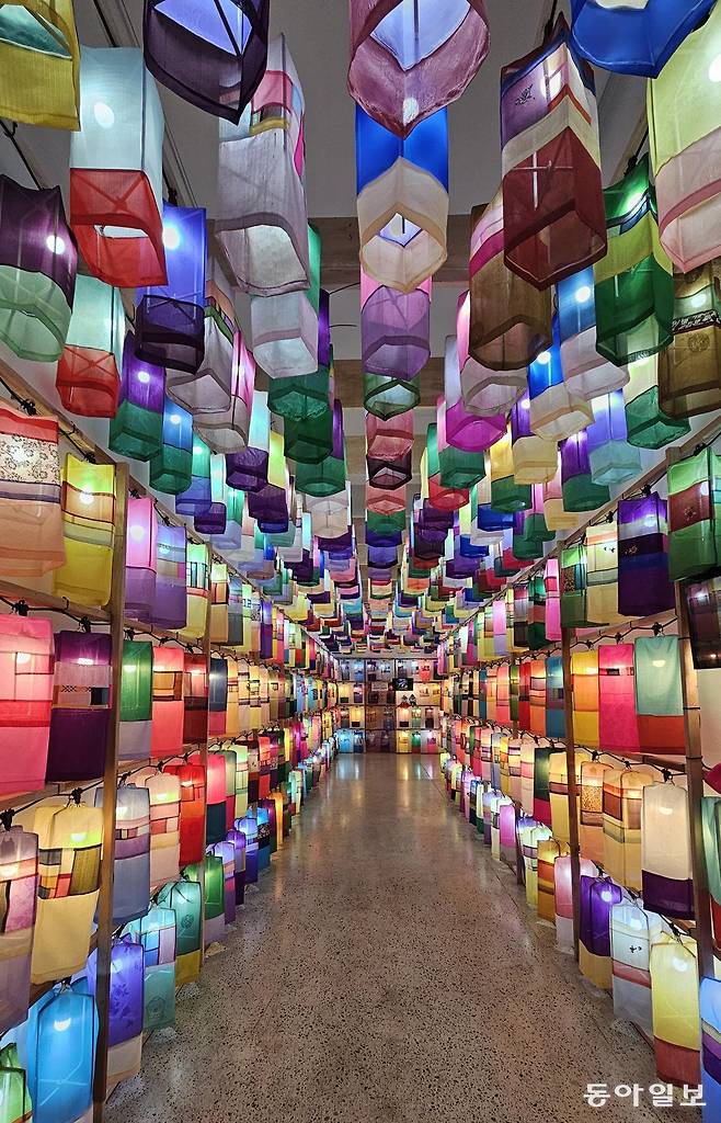 진주의 유등을 항상 볼 수 있는 진주남강유등전시관.