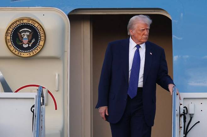 도널드 트럼프 미국 대통령이 14일 플로리다주 웨스트 팜 비치의 팜 비치 국제공항에서 에어포스원에서 내리고 있다. 트럼프 대통령은 주말을 마라라고 자택에서 보낼 예정이다. AFP 연합뉴스