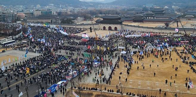 15일 오후 서울 종로구 광화문 동십자각 일대에서 윤석열 즉각 퇴진 사회대개혁! 11차 범시민대행진이 열려 참가자들이 구호를 외치고 있다. 백소아 기자 thanks@hani.co.kr
