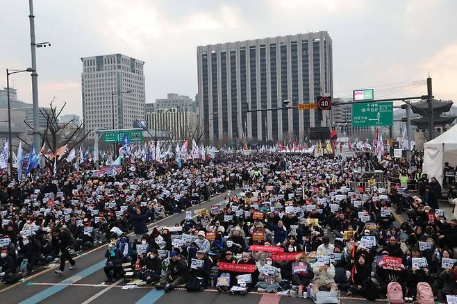 15일 오후 서울 종로구 광화문 동십자각 일대에서 윤석열 즉각 퇴진 사회대개혁! 11차 범시민대행진이 열려 참가자들이 구호를 외치고 있다. 백소아 기자 thanks@hani.co.kr