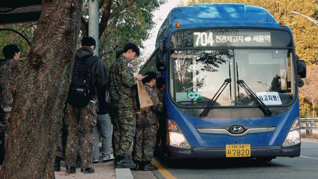 지난해 10월 17일 경기 고양시 덕양구 지축예비군훈련장 정류장에서 예비군들이 704번 버스에 오르고 있다. 영상 캡처