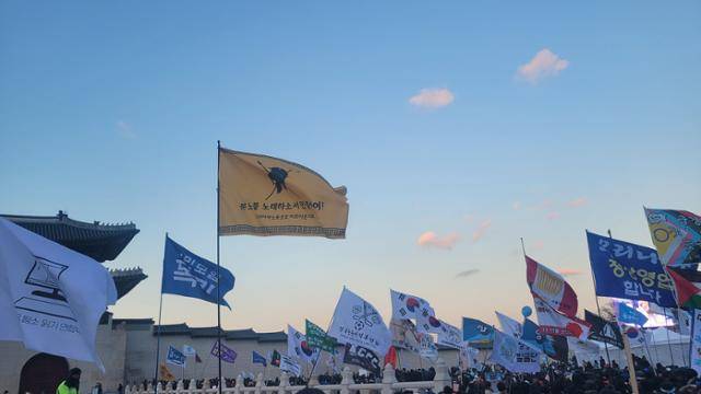 안재원 서울대 인문학연구원 교수는 지난해 12월 28일 서울 광화문에서 나부끼던 호메로스의 '일리아스' 첫 문장이 적힌 노란 깃발에 사로잡혔다. 사진은 그가 직접 찍은 깃발 사진. 안재원 교수 페이스북 캡처