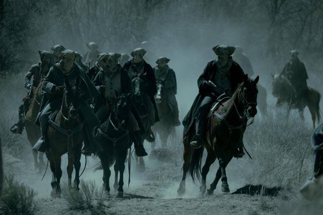 모르몬교도는 자신들 집단을 지키기 위해 민병대를 구성해 적이라 여기는 이들을 공격한다. 넷플릭스 제공