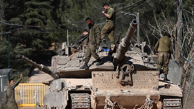 이스라엘-레바논 국경에 배치된 이스라엘군 전차