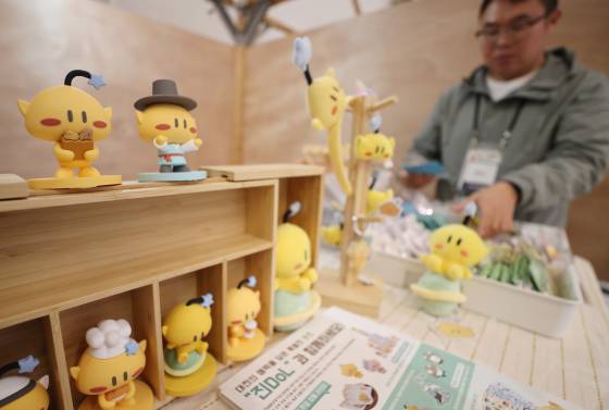 서울 중구 동대문디자인플라자에서 열린 '2024 대한민국 관광기념품 박람회'의 한 부스에서 대전 엑스포 마스코트 꿈돌이 인형을 전시하고 있다. 연합뉴스