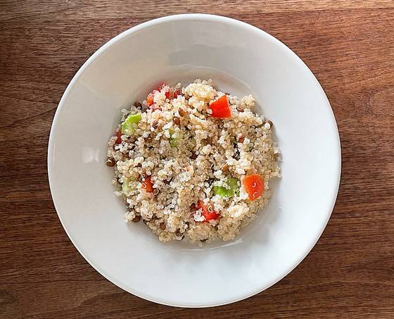 퀴노아와 렌틸콩을 바닥에 깔고 위에 채소를 올리면 영양 균형이 좋은 샐러드를 만들 수 있다. 사진 김희경