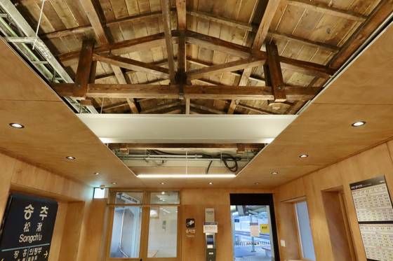 지난 1월 11일 21년 만에 재개통한 교외선의 역 중 가장 공들여 되살린 일영역 내부. 운행 중단 마지막날까지 송추역에서 사용한 안내판(왼쪽 아래)과 이정표, 설비를 놓고 따뜻한 느낌의 목재로 마무리했다. 승강장과 역사 지붕은 슬레이트를 얹었다. 김홍준 기자