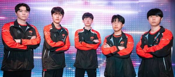 LCK컵 플레이오프 다크호스로 꼽히는 농심 레드포스 선수단. 왼쪽부터 '킹겐' 황성훈, '기드온' 김민성, '피셔' 이정태, '지우' 정지우, '리헨즈' 손시우. (LCK 제공)