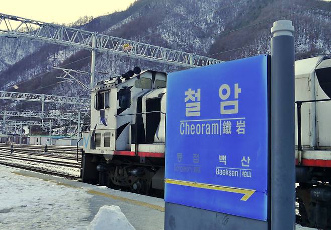 시속 30㎞로 백두대간을 달리는 협곡열차(V-train)는 경북 영주에서 출발해 강원도 태백 철암역까지 영동선을 운행한다.
